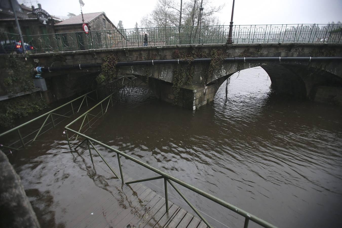 Varios peregrinos en el puente que une los municipios coruñeses de Cabanas y Pontedeume