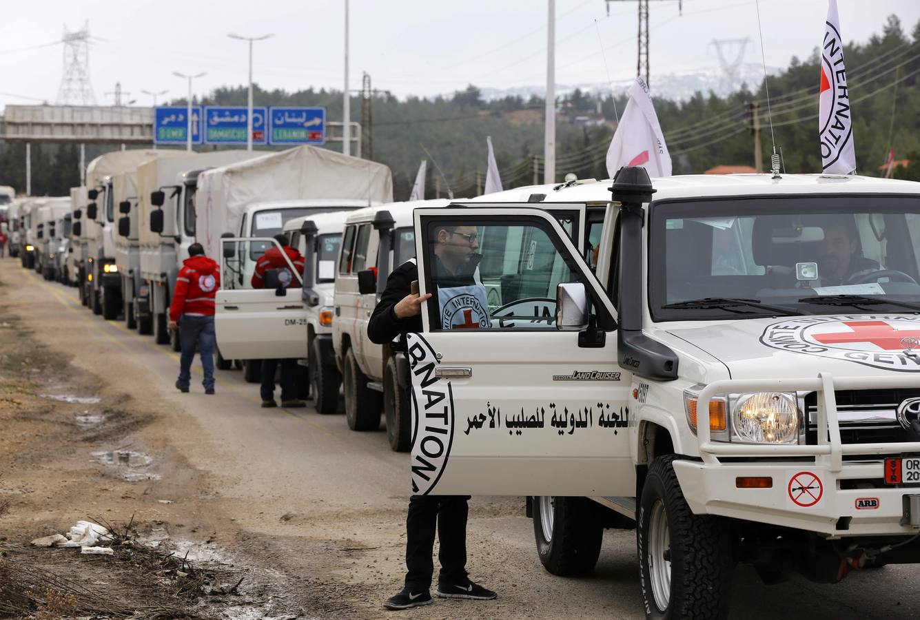 Vehículos de ayuda esperan en las afueras de Madaya, donde se reportan más de dos docenas de personas que han muerto de hambre y donde unas 42.000 están viviendo bajo un asedio del gobierno. 