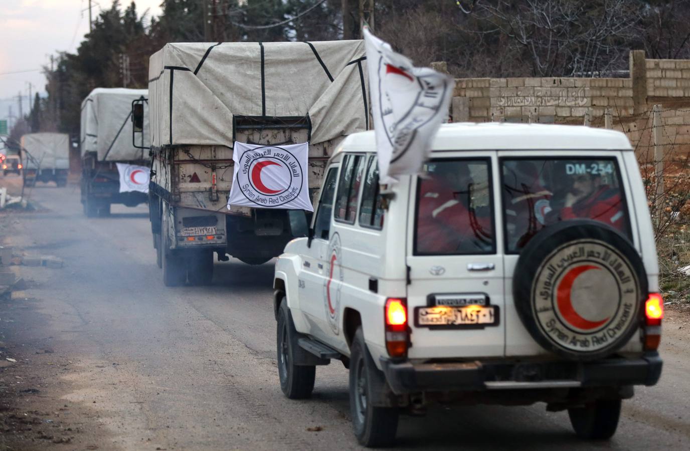 Vehículos de la unidad de la Media Luna Roja Árabe Siria en un convoy en las afueras de la ciudad siria de Madaya. 