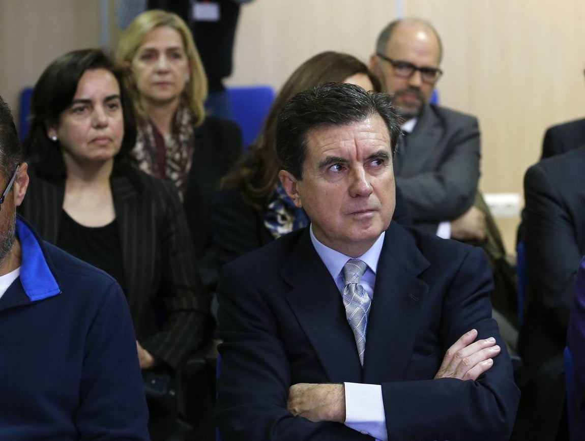 Las mejores imágenes del primer día del juicio oral del Caso Noós. El expresidente de Baleares, Jaume Matas  junto a otras acusados como Ana María Tejeiro Losada (mujer de Diego Torres) detrdás a la izquierda o Mercedes Coghen Alberdingk (tapada)