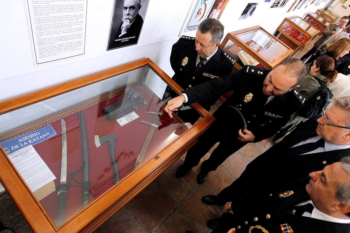 La Diputación acoge desde este lunes una muestras del archivo del Cuerpo de Seguridad, con sede en Ávila, en el que se incluyen el arma del asesino de la catana y la caja-bomba de puros que ETA le mandó a Carlos Herrera