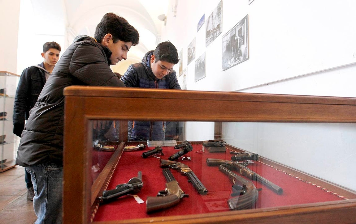 La Diputación acoge desde este lunes una muestras del archivo del Cuerpo de Seguridad, con sede en Ávila, en el que se incluyen el arma del asesino de la catana y la caja-bomba de puros que ETA le mandó a Carlos Herrera