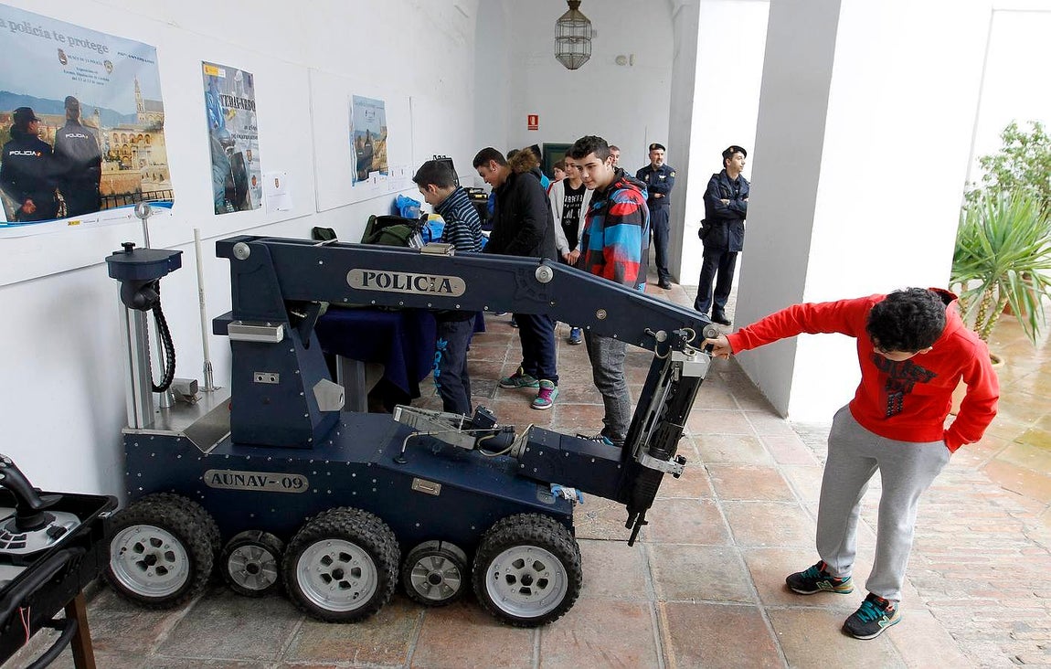 La Diputación acoge desde este lunes una muestras del archivo del Cuerpo de Seguridad, con sede en Ávila, en el que se incluyen el arma del asesino de la catana y la caja-bomba de puros que ETA le mandó a Carlos Herrera