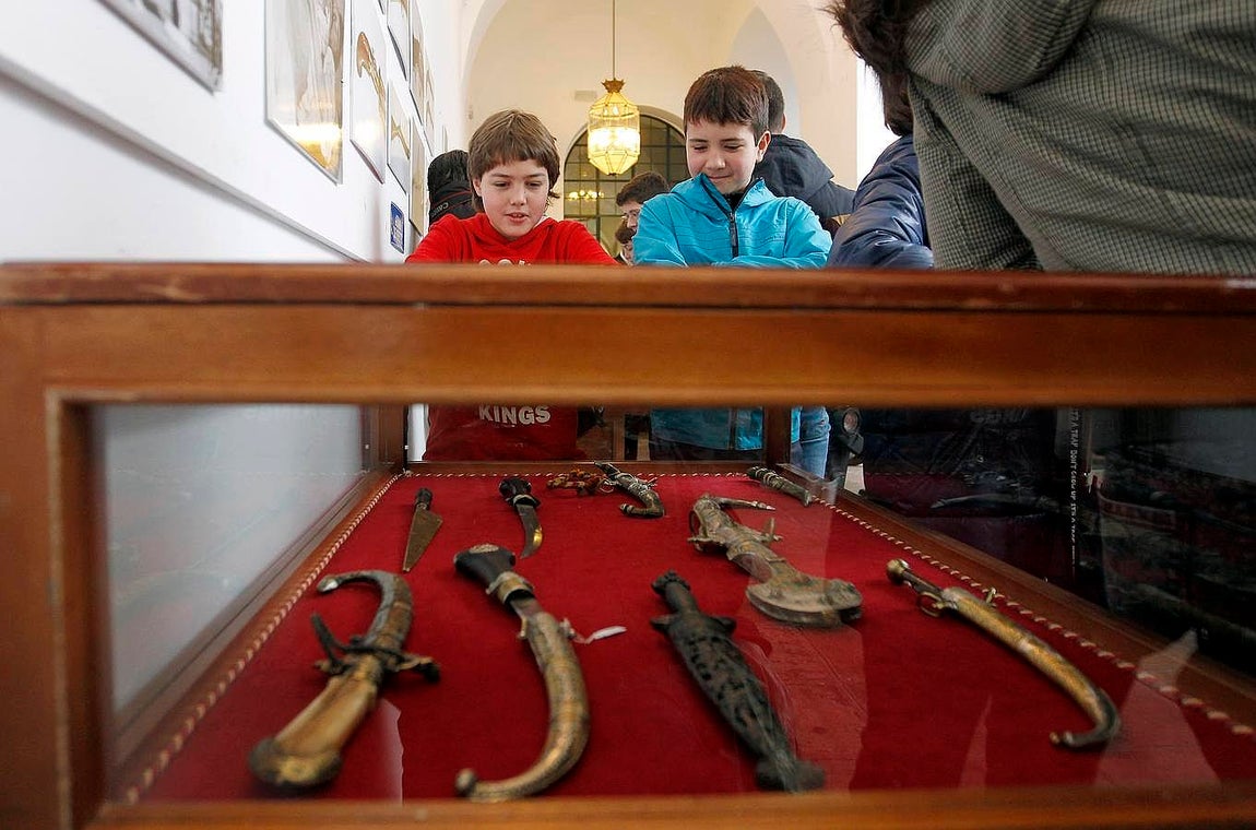 La Diputación acoge desde este lunes una muestras del archivo del Cuerpo de Seguridad, con sede en Ávila, en el que se incluyen el arma del asesino de la catana y la caja-bomba de puros que ETA le mandó a Carlos Herrera