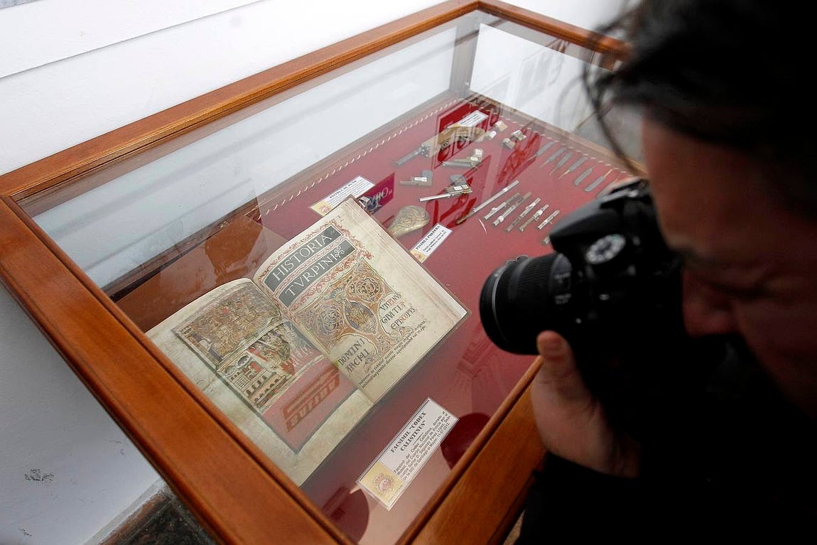 La Diputación acoge desde este lunes una muestras del archivo del Cuerpo de Seguridad, con sede en Ávila, en el que se incluyen el arma del asesino de la catana y la caja-bomba de puros que ETA le mandó a Carlos Herrera