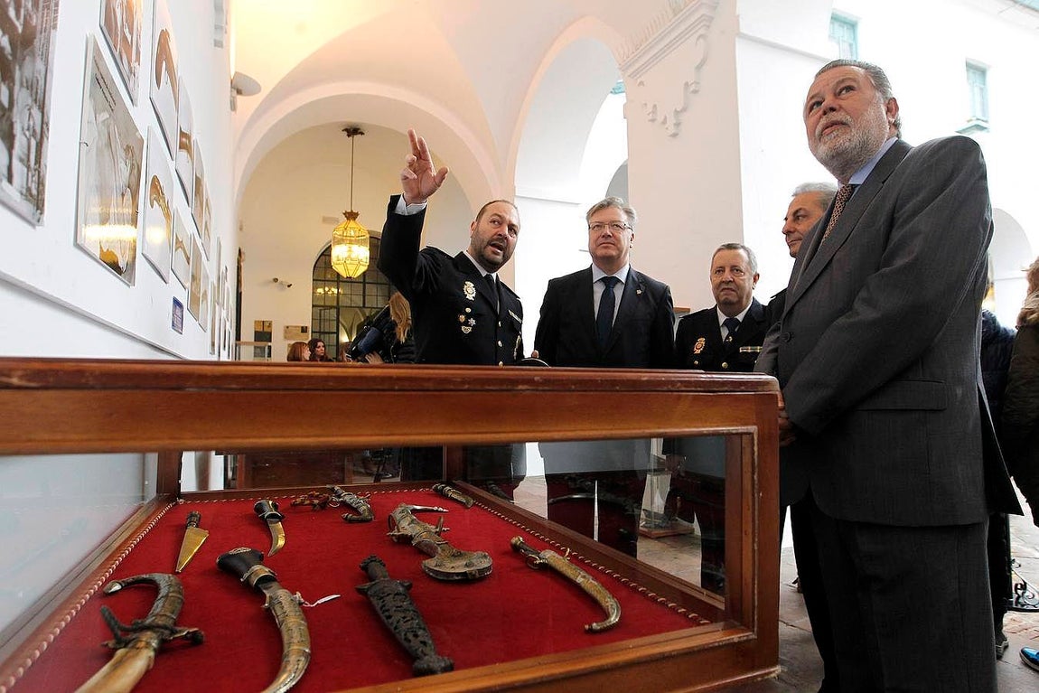 La Diputación acoge desde este lunes una muestras del archivo del Cuerpo de Seguridad, con sede en Ávila, en el que se incluyen el arma del asesino de la catana y la caja-bomba de puros que ETA le mandó a Carlos Herrera