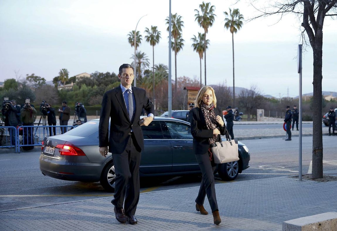 Las mejores imágenes del primer día del juicio oral del Caso Noós. Doña Cristina y su marido, Iñaki Urdangarín llegaron con apenas una hora de anticipación a la sala habilitada para la celebración del juicio por el Caso Noós