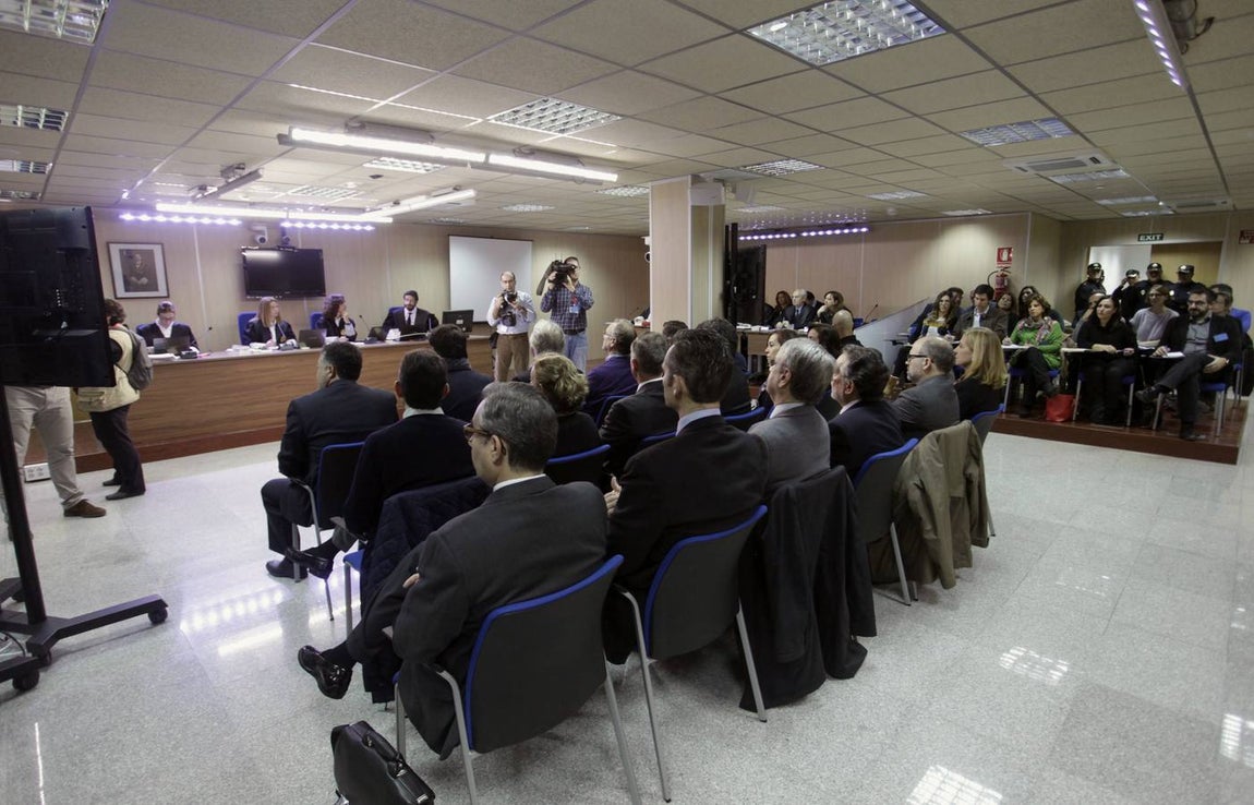 Las mejores imágenes del primer día del juicio oral del Caso Noós. Vista de la sala en el que transcurre el juicio oral del Caso Noós, en un edificio del Polígono Industral de Son Rossinyol en Palma de Mallorca, en el que también se ha celebrado el macrojuicio del Caso Kabul de narcotráfico