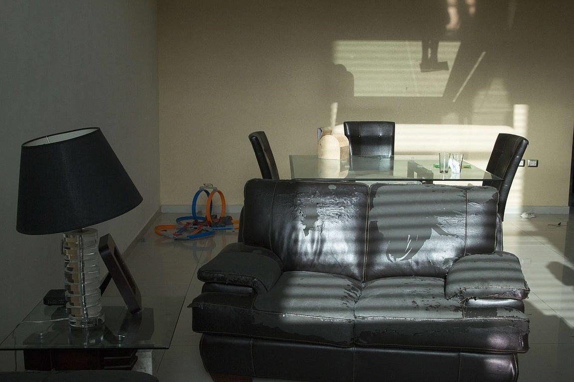 Contaba con cama, sofá negro, vestidor y baño.. 