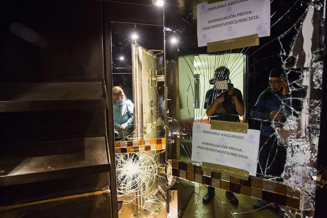 Había sido camuflada por un espejo.. 