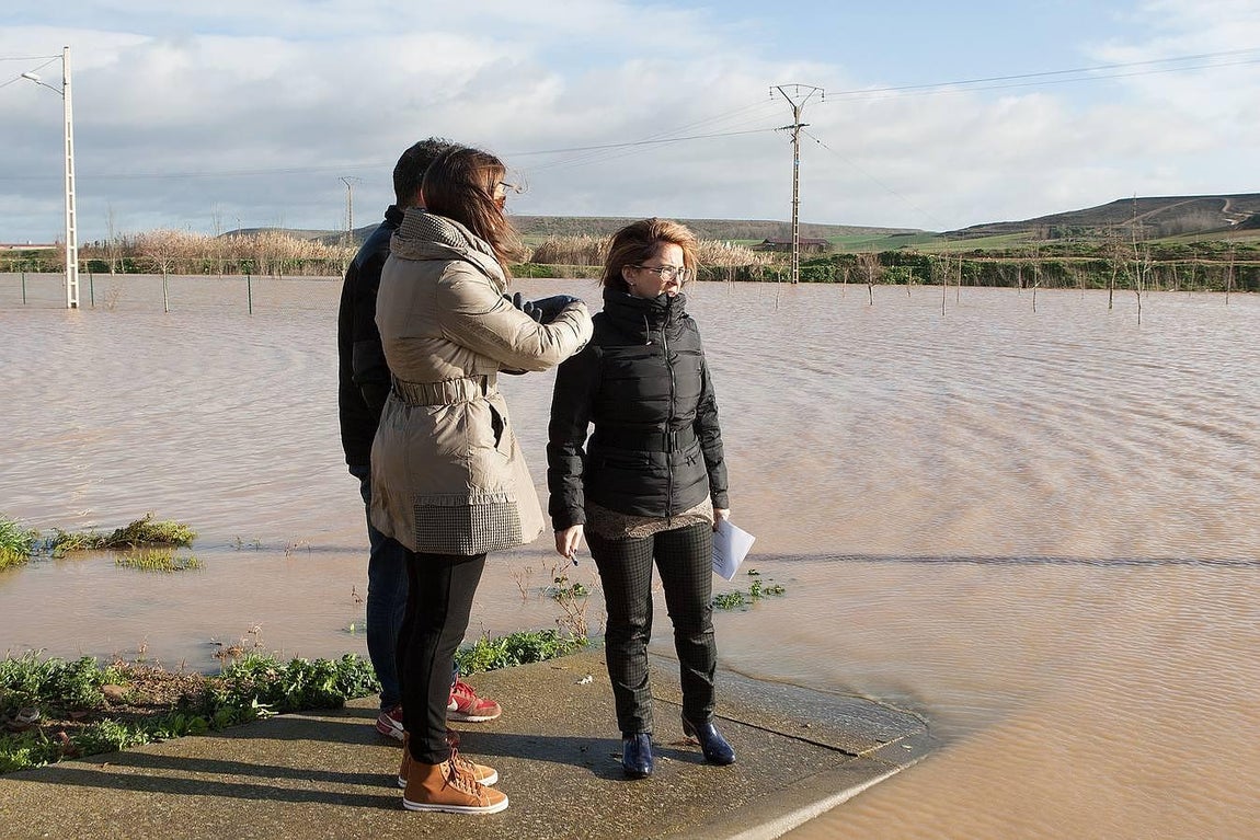 La presidenta de la Diputación, Maite Martín Pozo, observa la subida del caudal del río Valderaduey. 