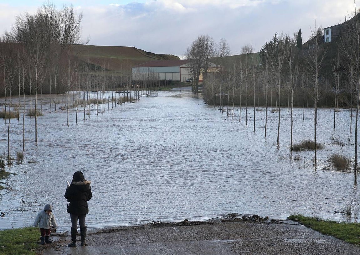 Campos, junto al pueblo, anegados por el agua del Valdavia. 