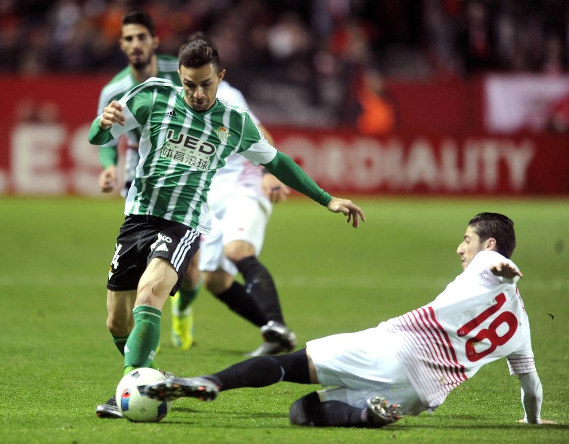 Reyes, Rami, Gameiro y Kakuta fueron los autores de los tantos en una noche de fiesta para el sevillismo