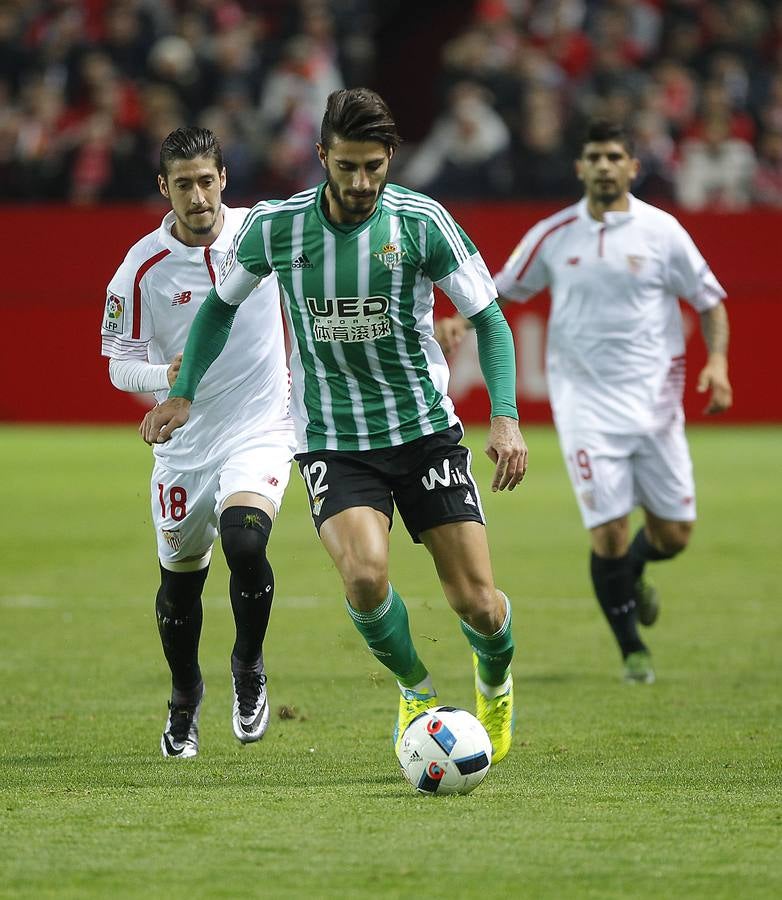 Reyes, Rami, Gameiro y Kakuta fueron los autores de los tantos en una noche de fiesta para el sevillismo