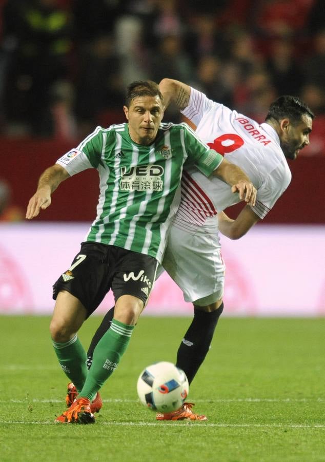 Reyes, Rami, Gameiro y Kakuta fueron los autores de los tantos en una noche de fiesta para el sevillismo