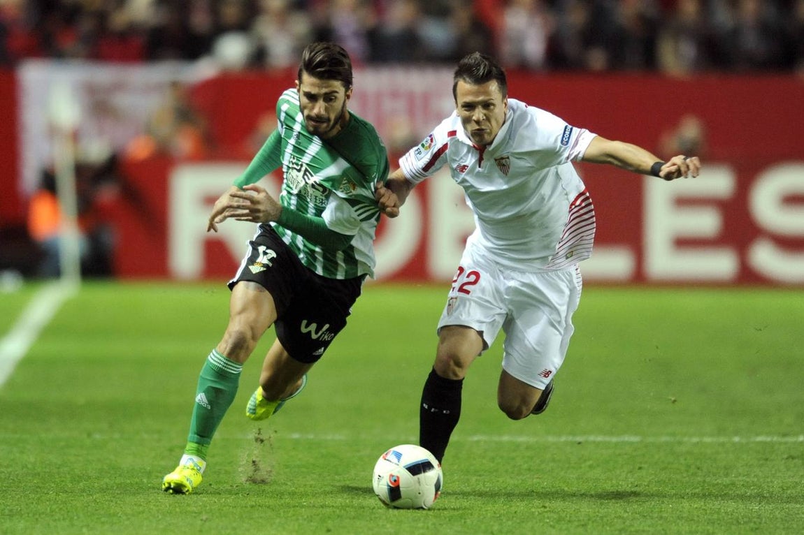Reyes, Rami, Gameiro y Kakuta fueron los autores de los tantos en una noche de fiesta para el sevillismo