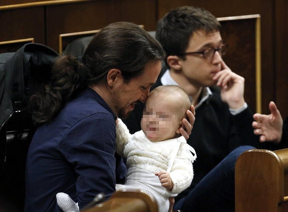 El líder de Podemos, Pablo Iglesias, sostiene al bebé de Carolina Bescansa. 