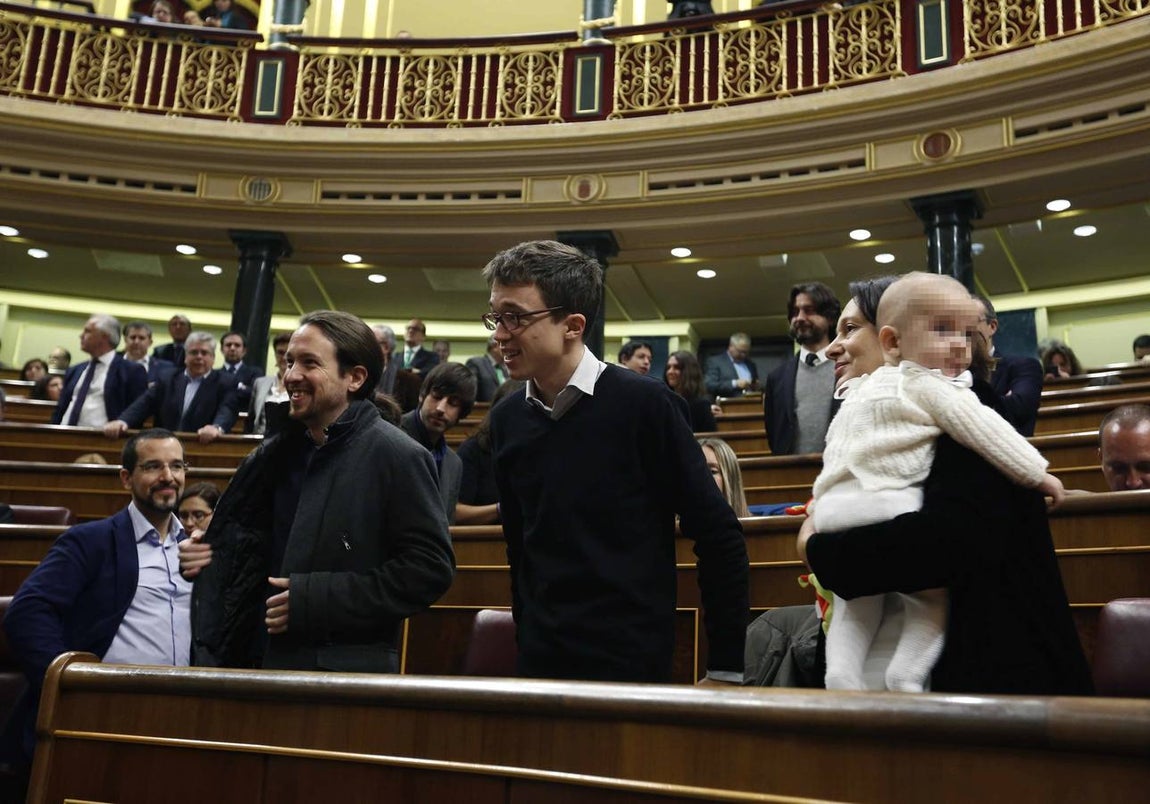 Pablo Iglesias, Íñigo Errejón y Carolina Bescansa, que sostiene a sus bebé, en el Congreso de los Diputados. 