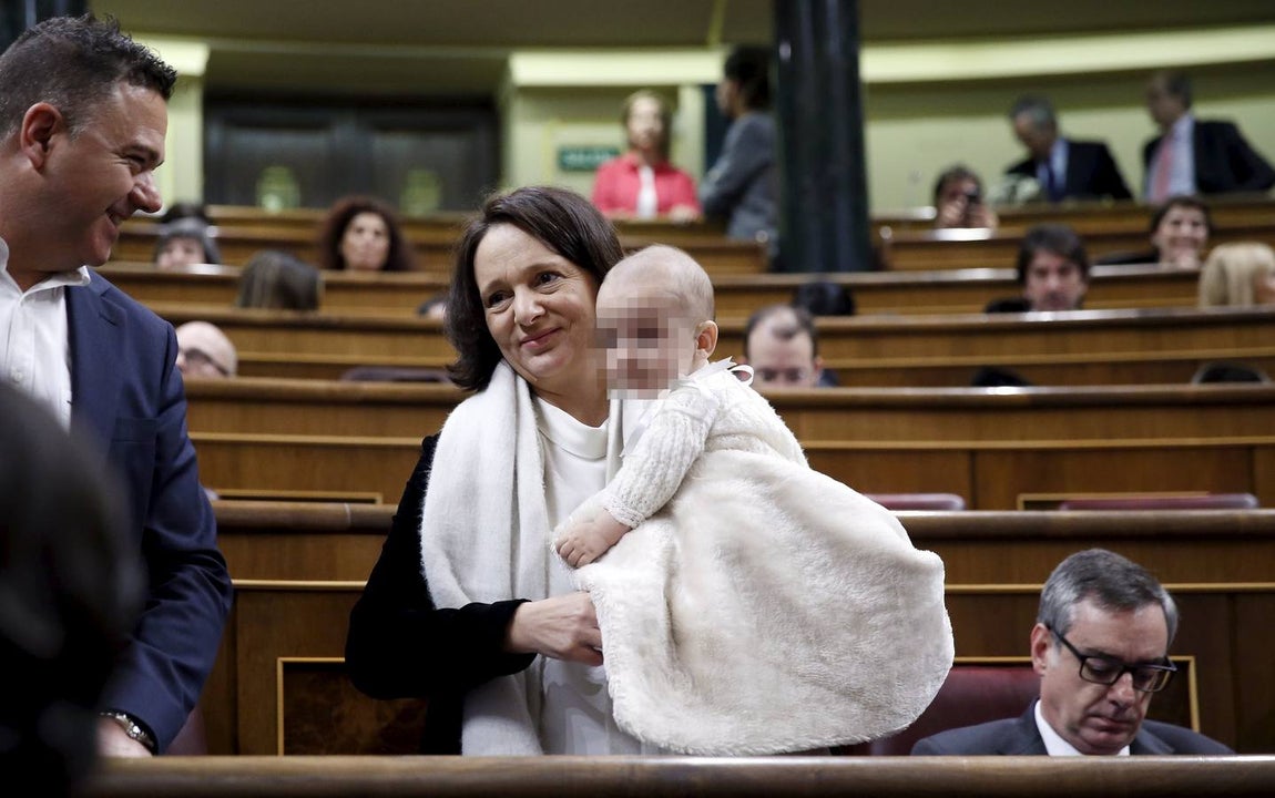 Carolina Bescansa abraza a su bebé en el Congreso de los Diputados. 