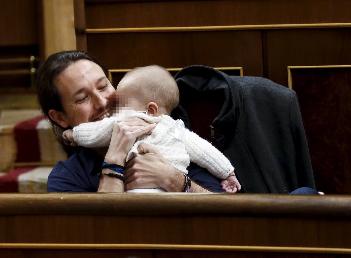 El líder de Podemos, Pablo Iglesias, sostiene al bebé de Carolina Bescansa. 