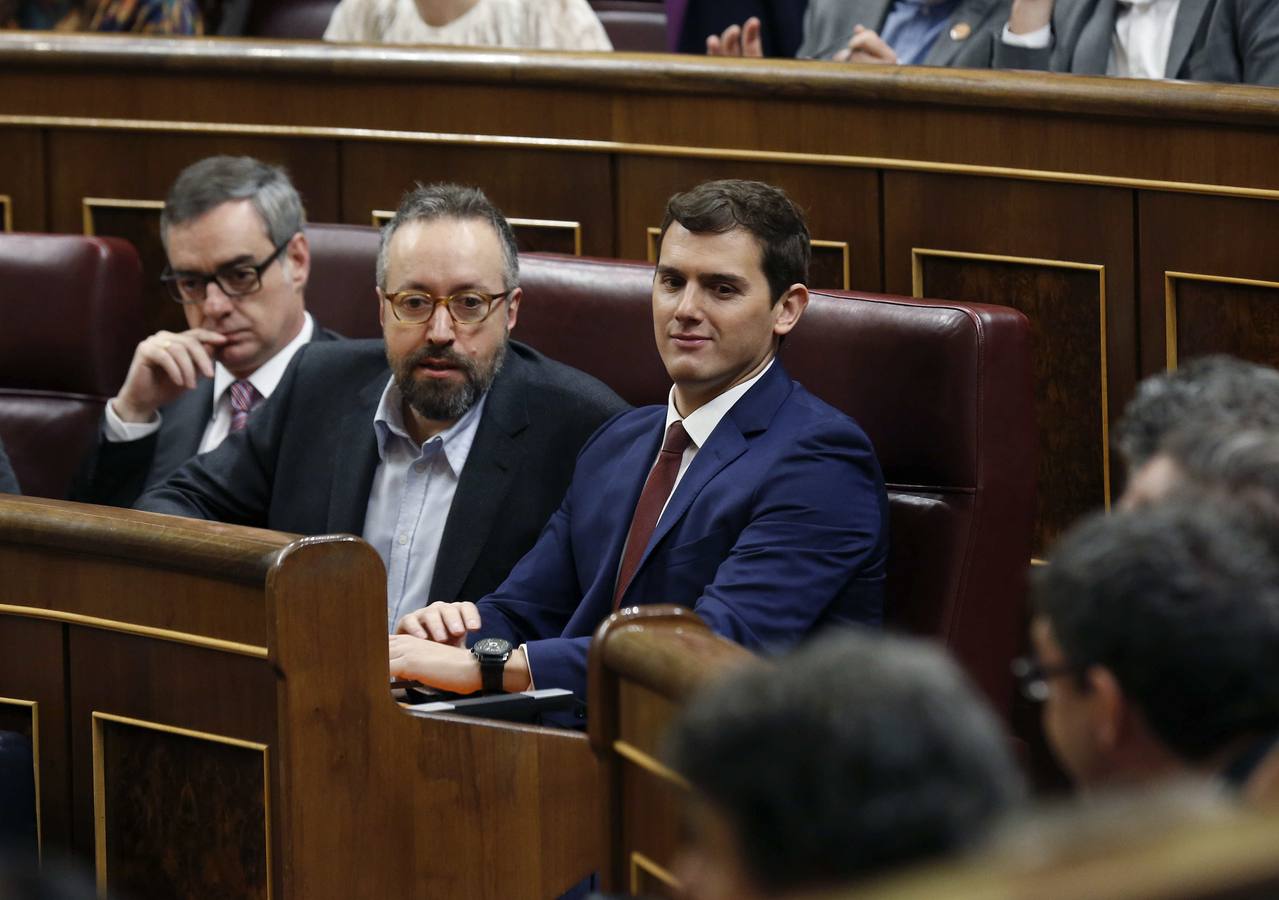 El líder de Ciudadanos, Albert Rivera, junto a los diputados Juan Carlos Girauta (c) y José Manuel Villegas (i), al inicio de la sesión constitutiva de la Cámara Baja. 