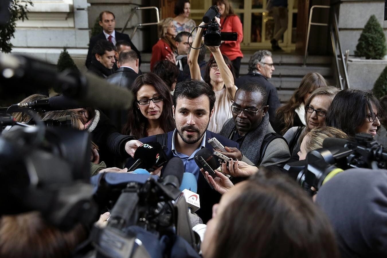 El portavoz de IU en el Congreso Alberto Garzón atiende a los medios a su llegada. 