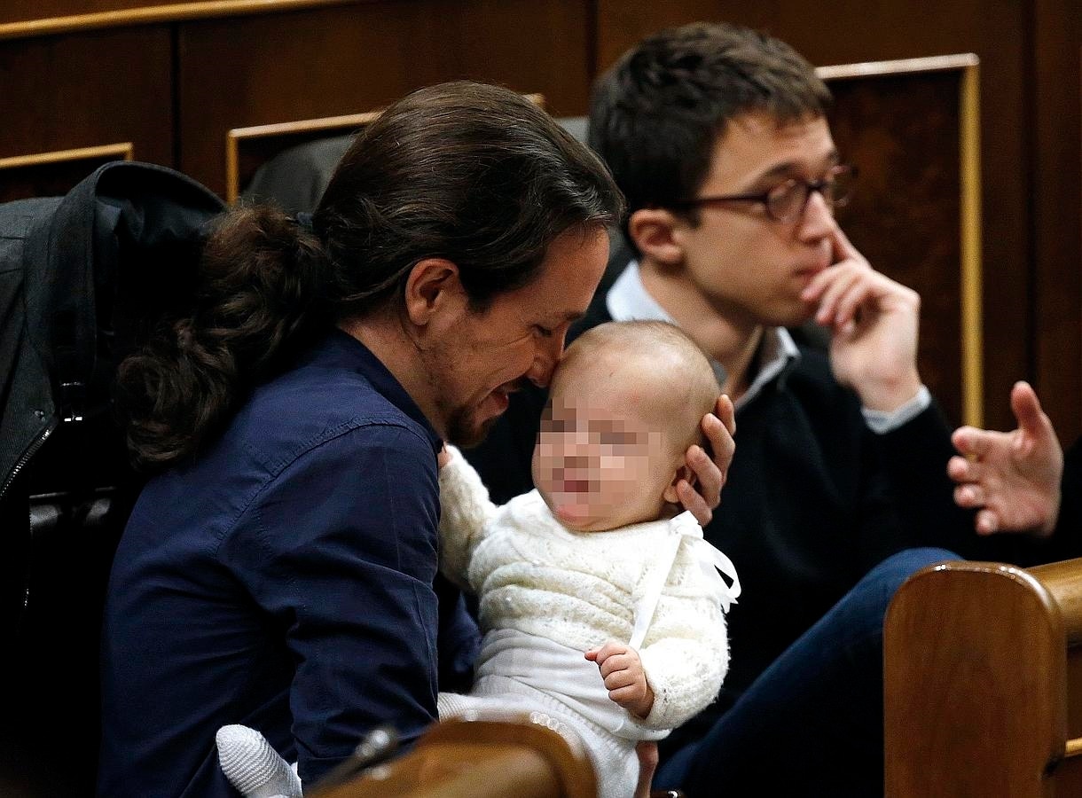 Pablo Iglesias, con el bebé de Bescansa en el hemiciclo. 