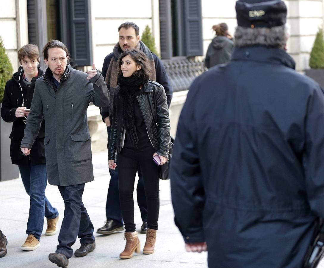 El líder de Podemos, Pablo Iglesias (2-i), y la diputada de su formación Irene Montero, a su llegada. 