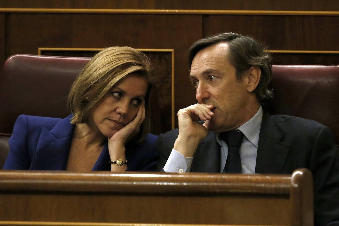 La secretaria general del PP, María Dolores de Cospedal entra en las Cortes Generales. En la imagen, junto al portavoz parlamentario, Rafael Hernando. 