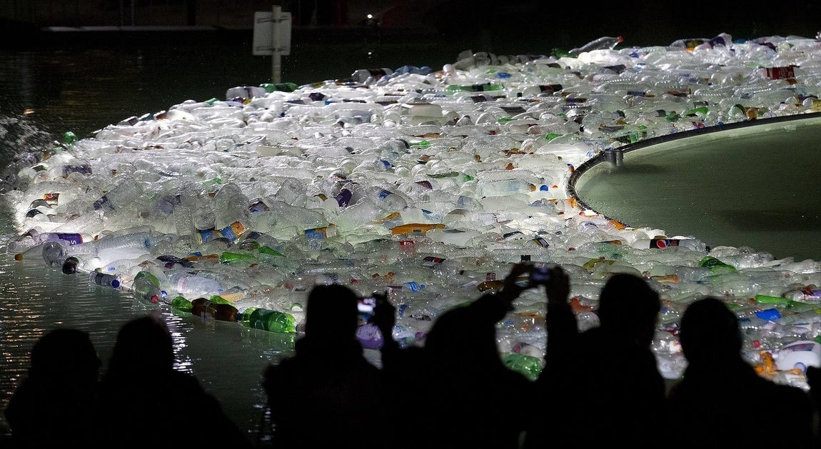 Lumiere London. Isla de plástico por el colectivo español Luzinterruptus en una fuente de Trafalgar square