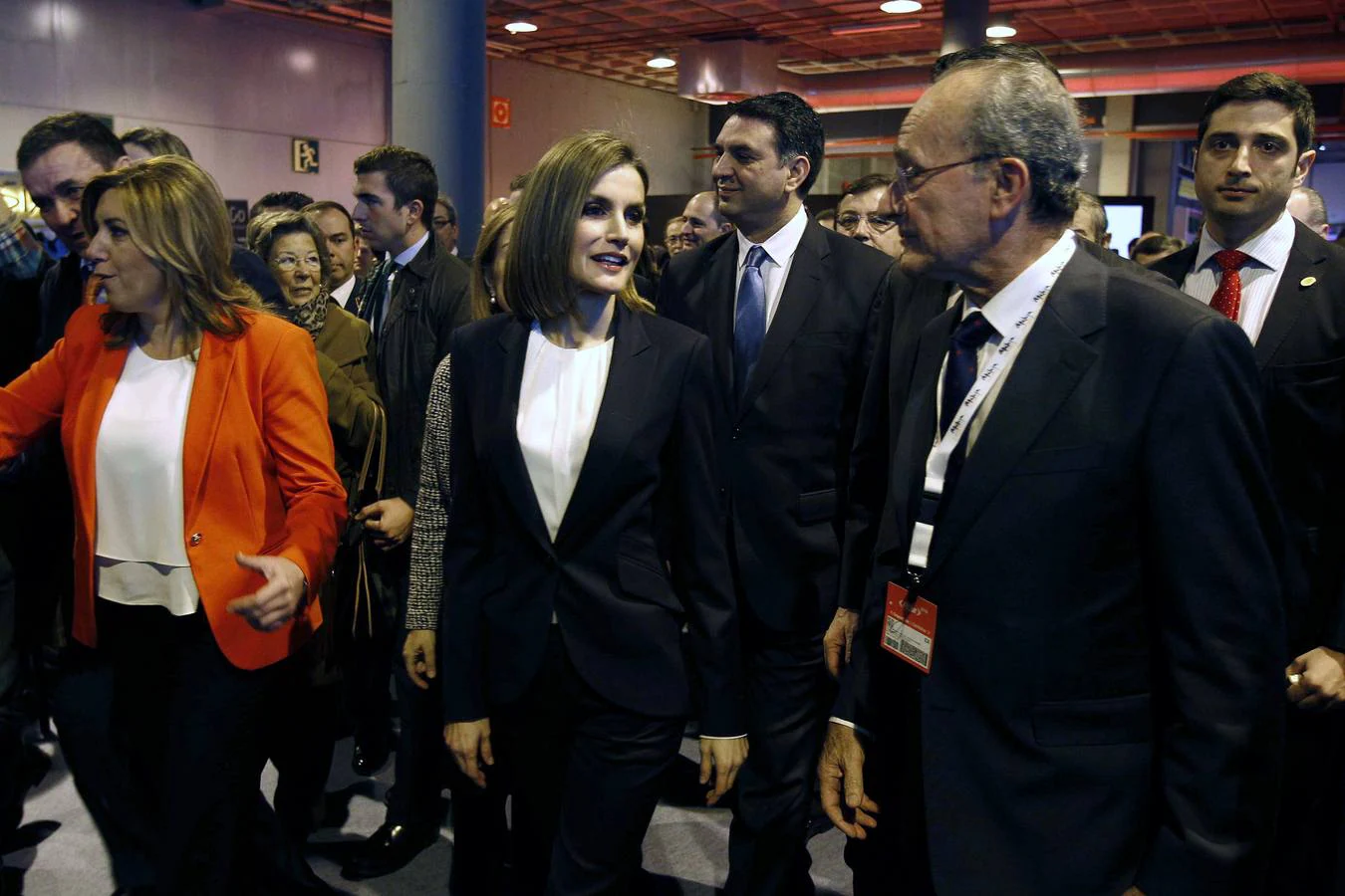 La reina Letizia, acompañada por el alcalde de Málaga, Francisco de la Torre (d), y la presidenta de la Junta de Andalucía, Susana Díaz (i), visita el pabellón de Andalucía 