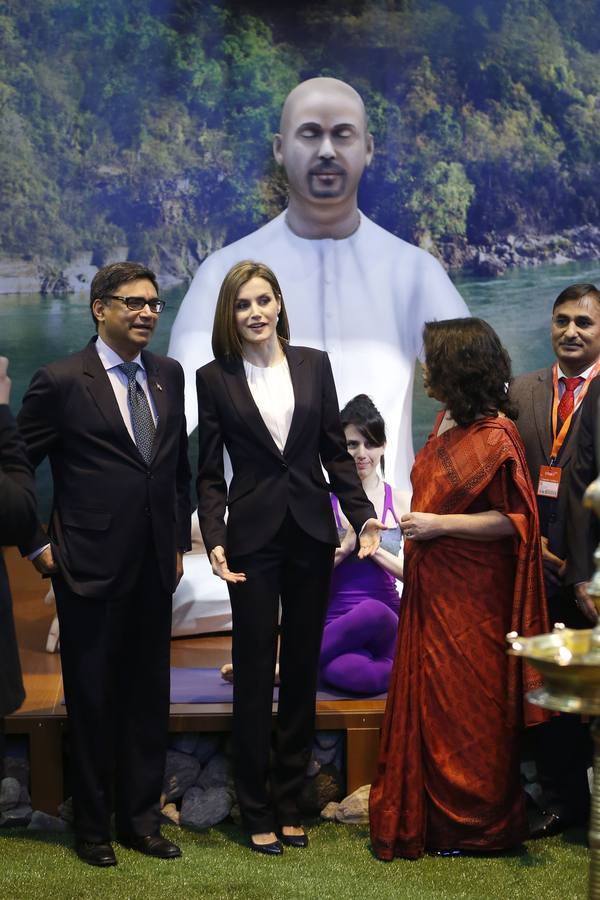 La reina Letizia, acompañada del embajador indio en España, Vikram Misri, durante su visita al pabellón de India dentro de la Feria Internacional de Turismo (Fitur). 