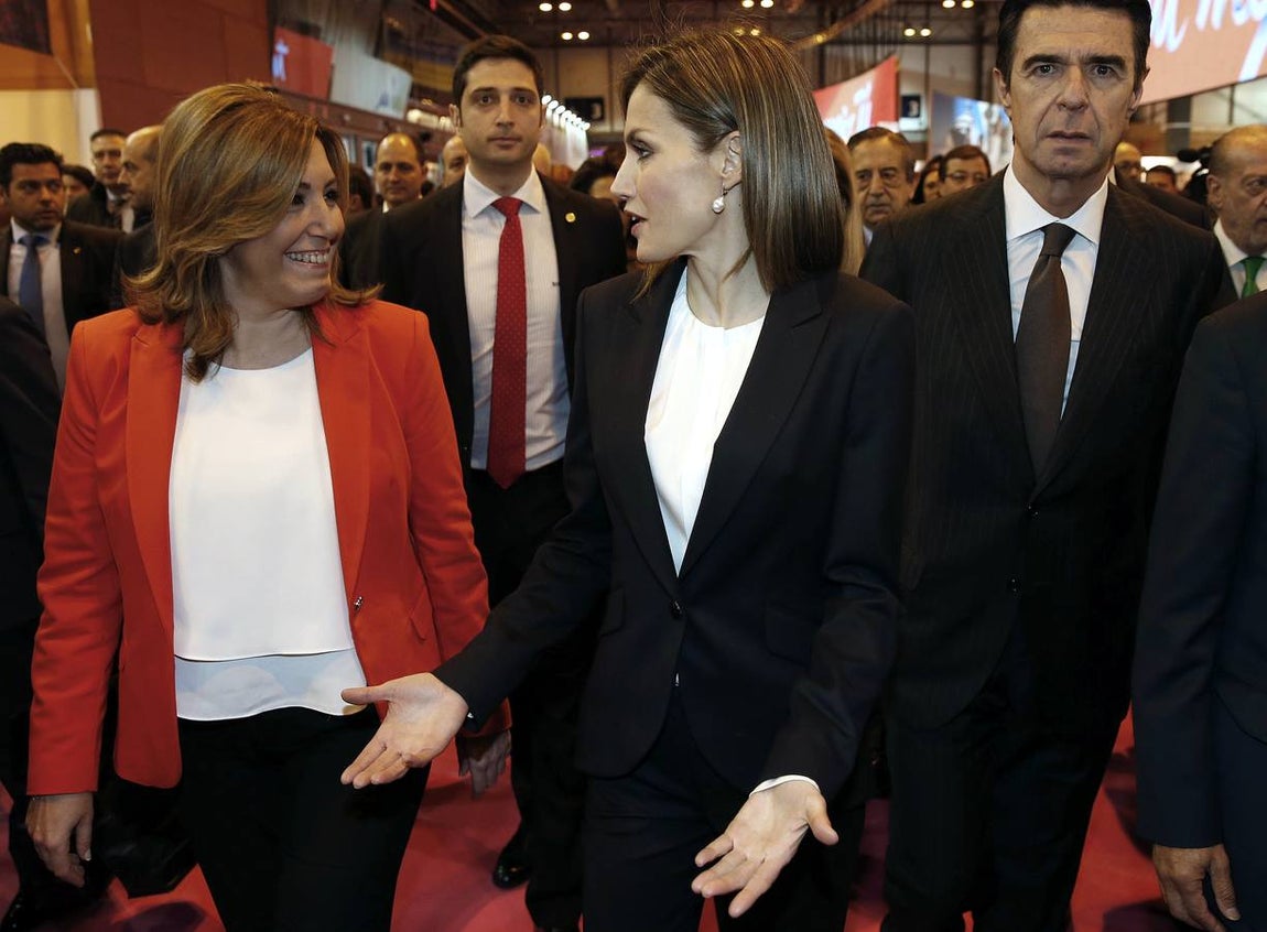 La reina Letizia, acompañada por la presidenta de la Junta de Andalucía, Susana Díaz (i), y el ministro de Industria, Energía y Turismo, José Manuel Soria (d). 