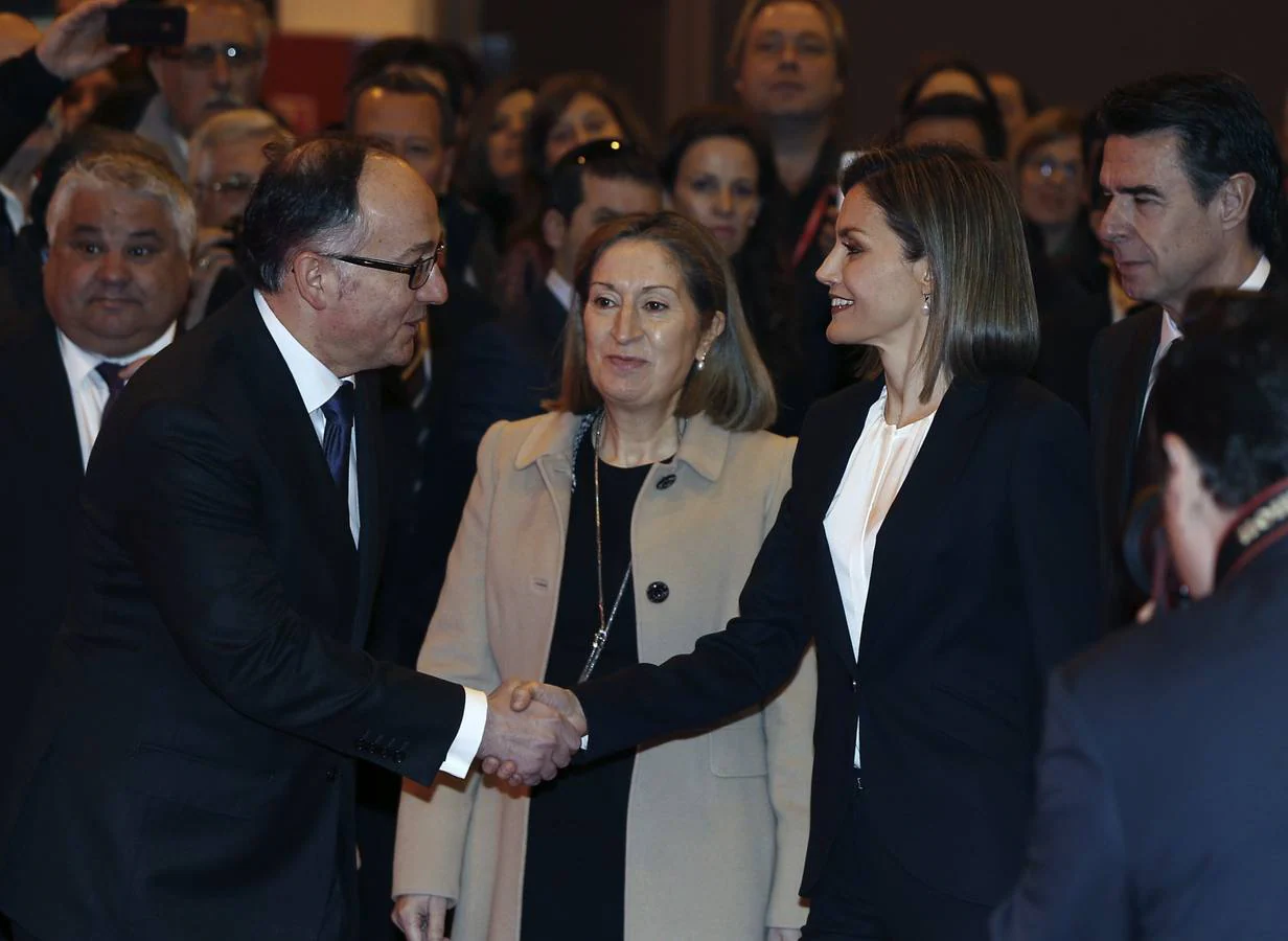 Doña Letizia saluda al presidente de la Feria Internacional de Turismo (Fitur) y de Iberia, Luis Gallego, en presencia de la ministra de Fomento, Ana Pastor