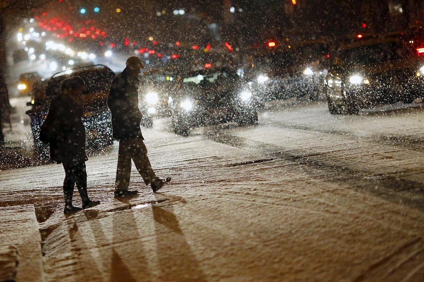 La tormenta de nieve «Jonas» altera la rutina en Washington. El hielo y la nieve han complicado el tránsito de paseantes y vehículos