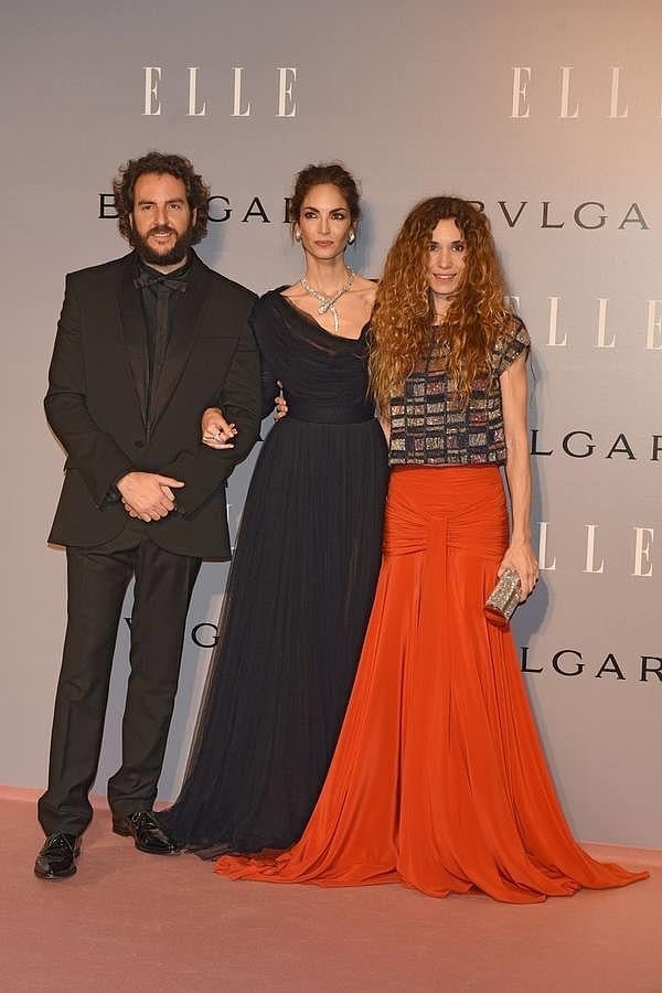 Borja Thyssen, de Galliano y Blanca Cuesta, de Isabel Núñez, junto a la protagonista de la fiesta. 