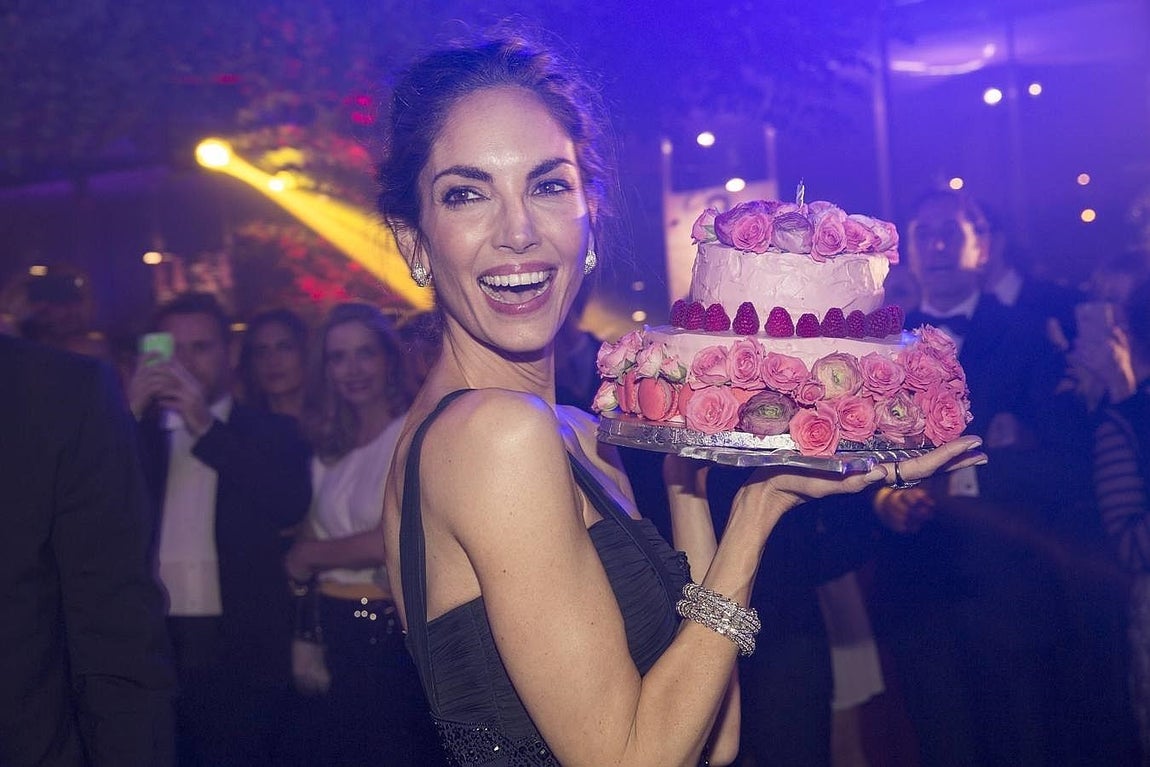 Radiante y feliz, Eugenia Silva recibía la exquisita tarta de manos de su chico, Alfonso de Borbón. 