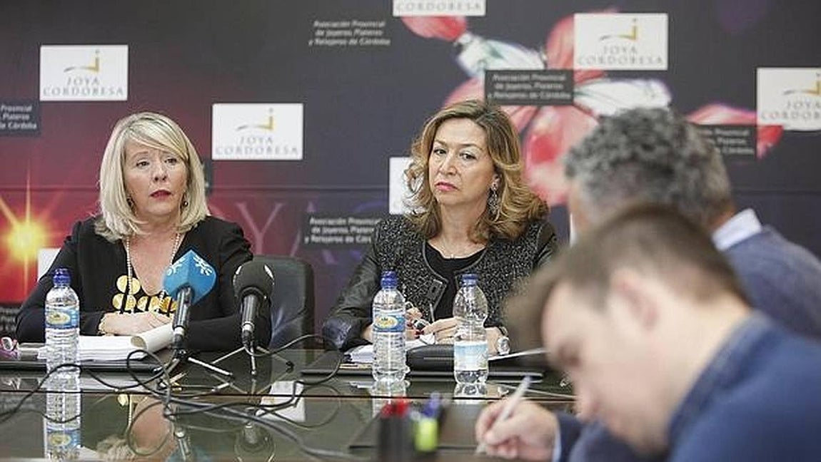 Los joyeros acusan a Tous de apropiación de diseños ajenos. 