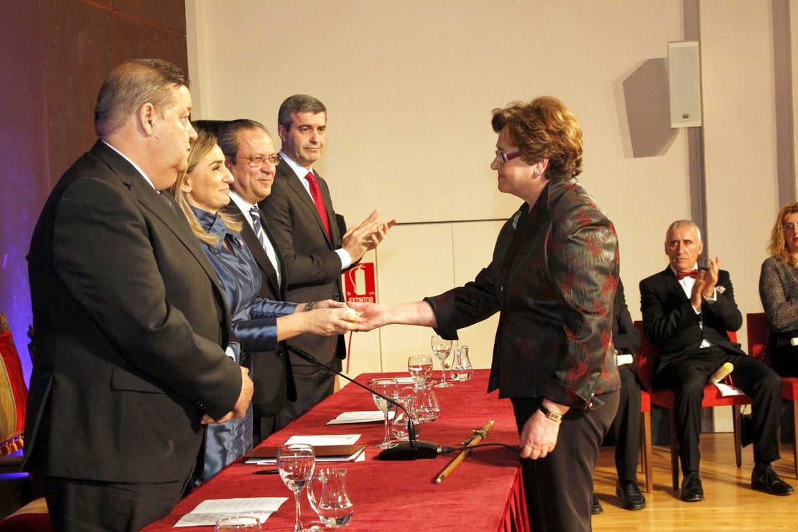 Ana González, mujer de Enrique Lorente, recogió la distinción a su marido. 