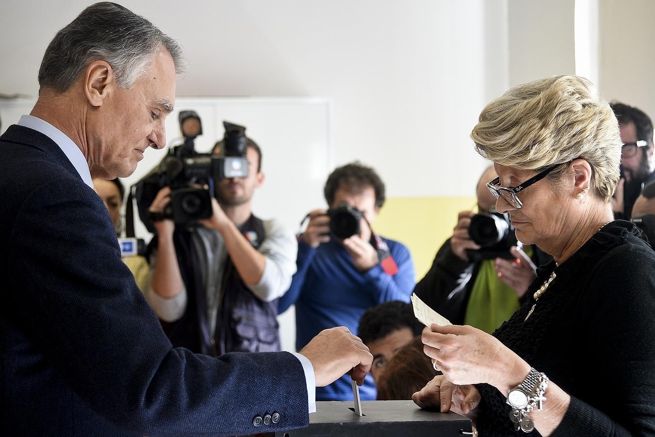 El favorito a ser el nuevo presidente, Rebelo de Sousa, frente a la urna. 