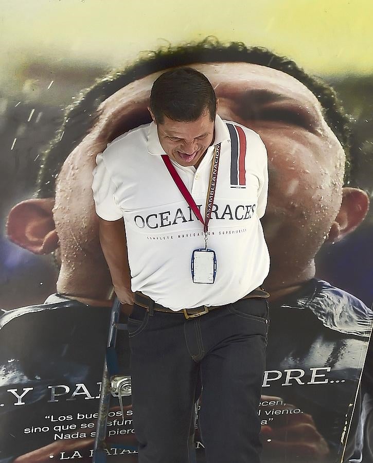 Operarios de la Asamblea Nacional venezolana retiran las imágenes de Chávez. 