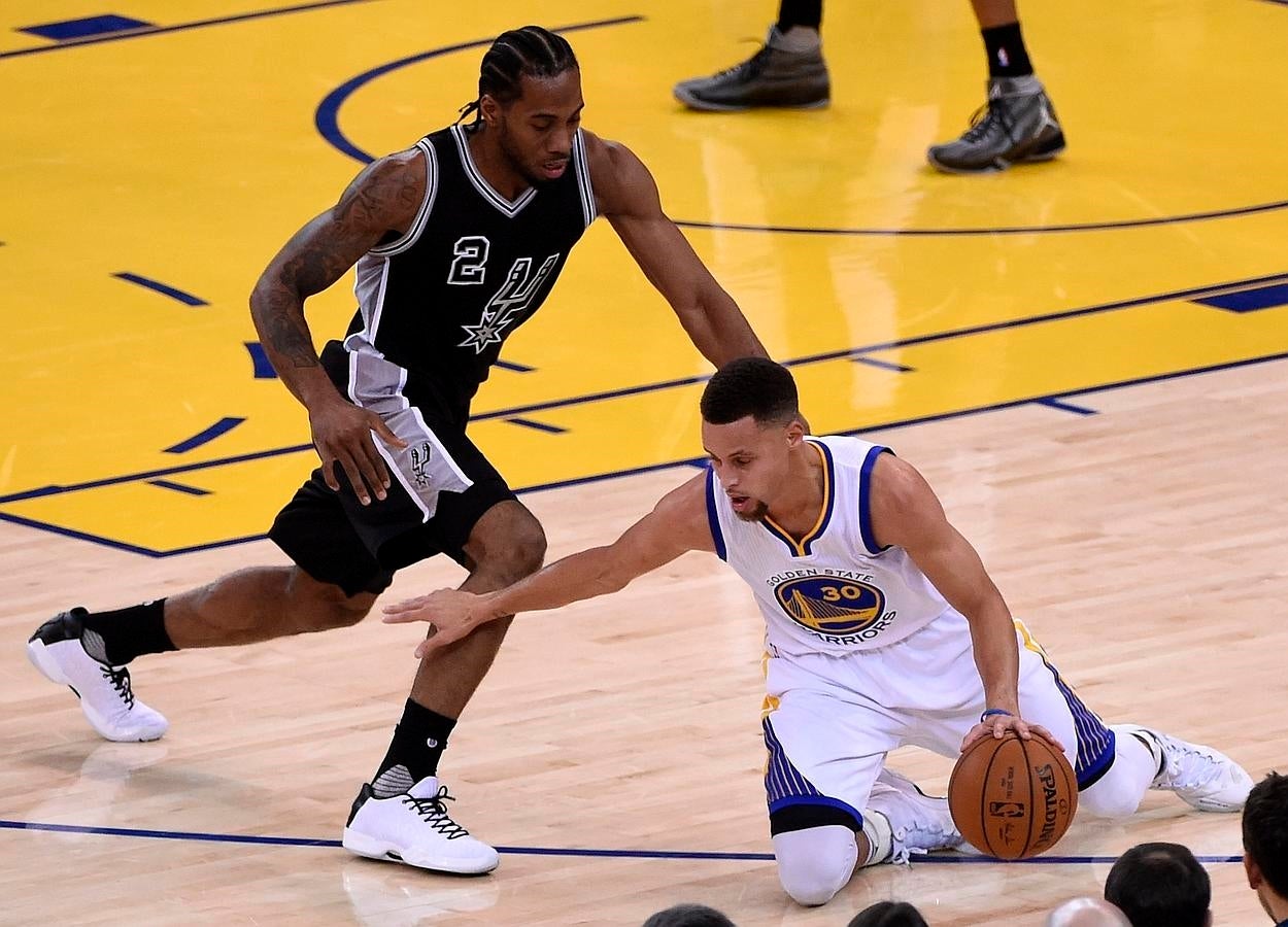 Stephen Curry vuelve a brillar ante los Spurs