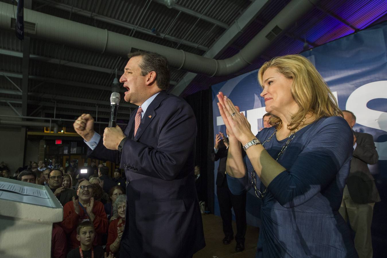 Ted Cruz junto a su esposa, Heidi Cruz, durante la noche electoral en Iowa