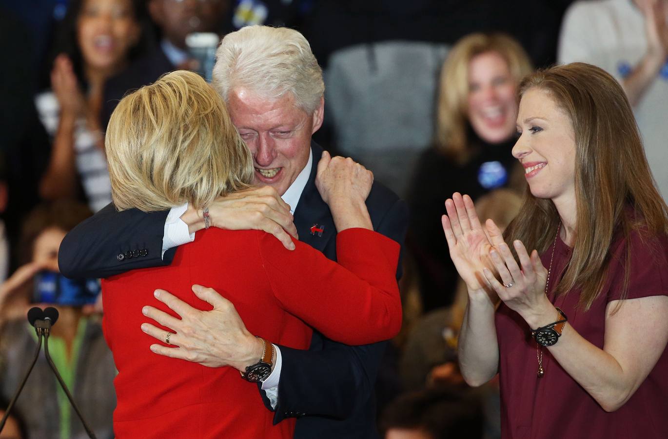 Hillary Clinton abraza a su marido, el expresidente Bill Clinton, junto a su hija Chelsea