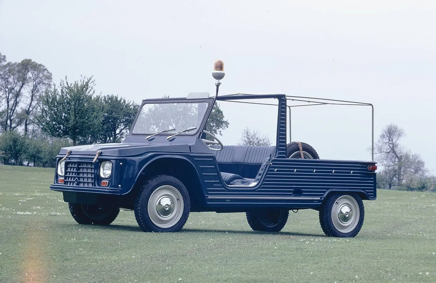 Polivalente, práctico y económico, el Citroën Méhari contó con esta versión policial 