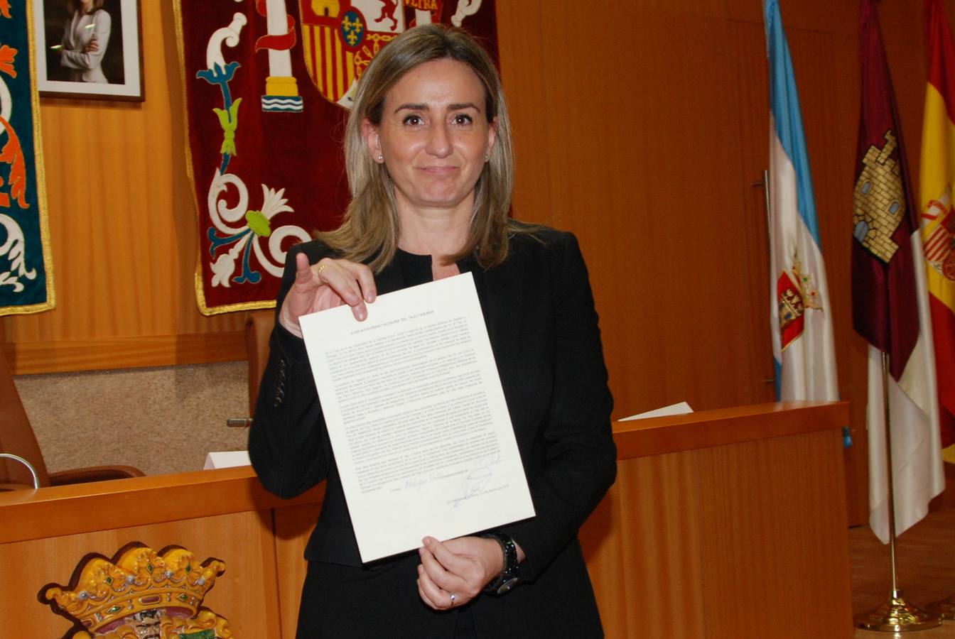 La alcaldesa de Toledo con el manifiesto