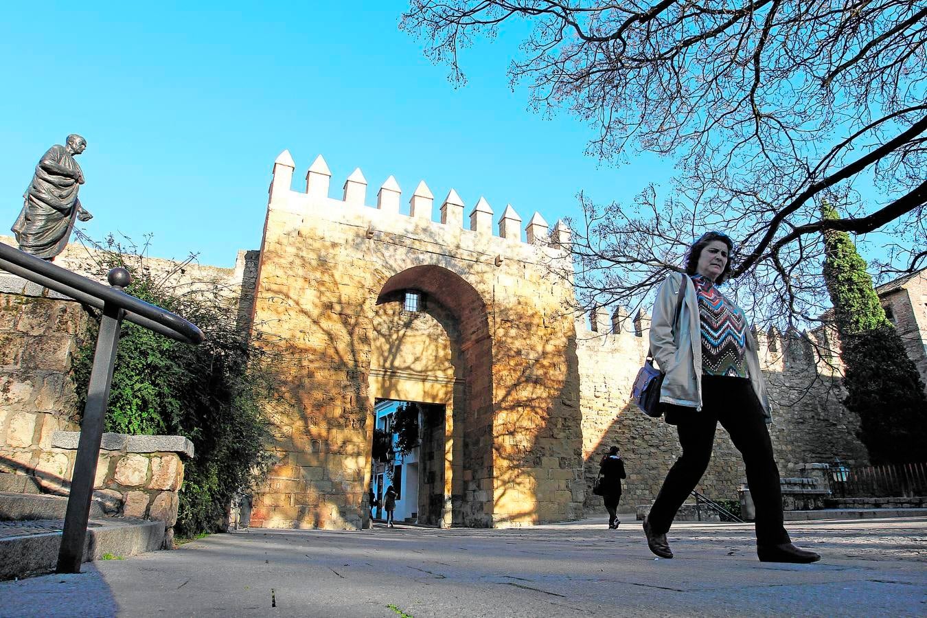 Puerta de Almodóvar, renovada. La Puerta de Almodóvar (siglo XIV), como entrada a una zona Patrimonio de la Humanidad, ha presentado hasta hace bien poco un aspecto indigno. La última intervención municipal ha mejorado y renovado su aspecto