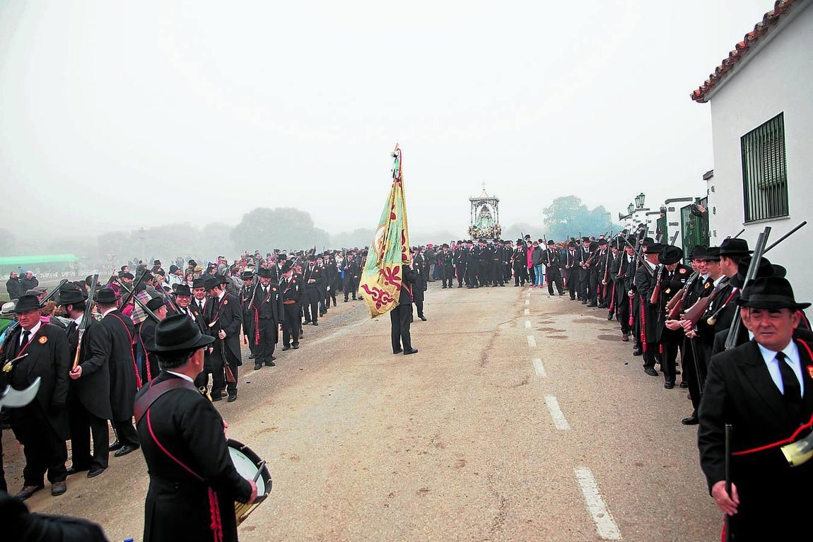 Virgen de Luna. Cerca de 15.000 personas participaron en la jornada marcada por un manto flanco. Los devotos de la Virgen de Luna hiicieron los catorce kilómetros que separan la localidad del Santuario de La Jara entre el ambiente frío propio de estas fechas en la zona. Unas cuarenta carrozas participaron en la tradicional tirada de la soga de la campana y de una de las costumbres más arraigadas en Los Pedroches.