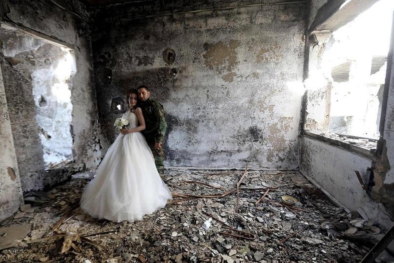 Un fotógrafo sirio toma imágenes de las parejas de recién casados ​​para mostrar que la vida es más fuerte que la muerte