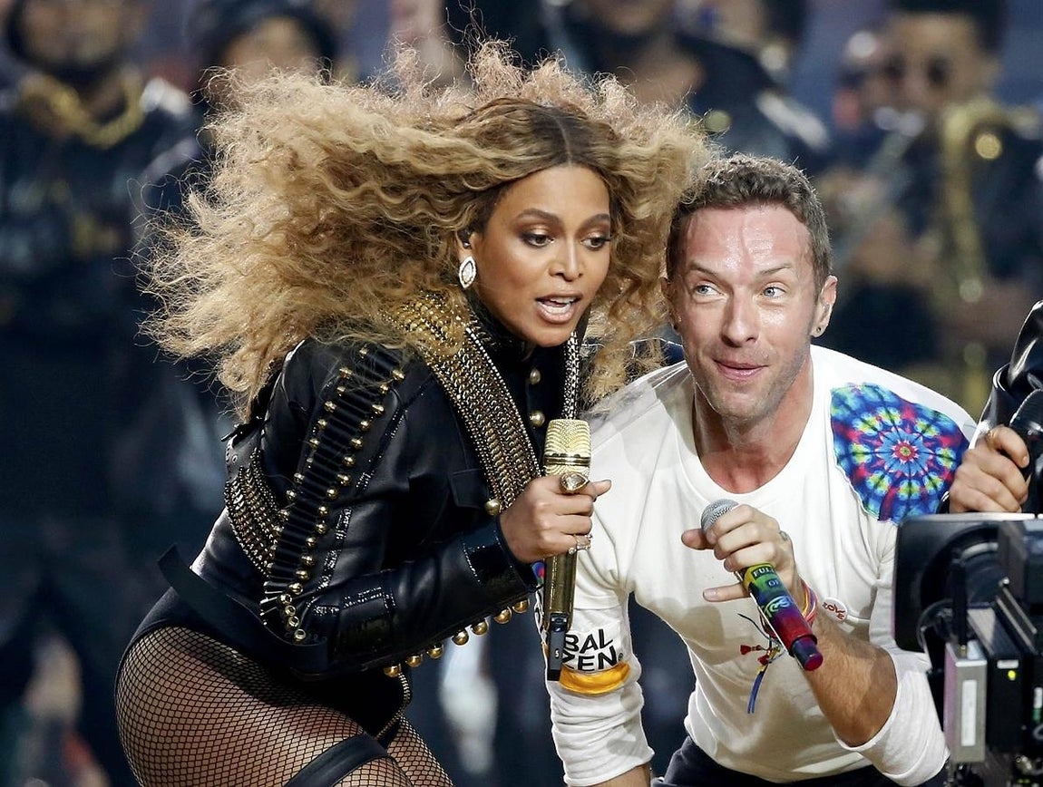 Las imágenes del increíble espectáculo de Coldplay, Bruno Mars y Beyoncé del descanso de la Super Bowl